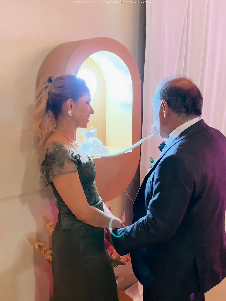 Casal de convidados gravando um recado juntos