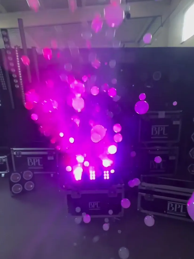 Bolhas com fumaça iluminadas em magenta