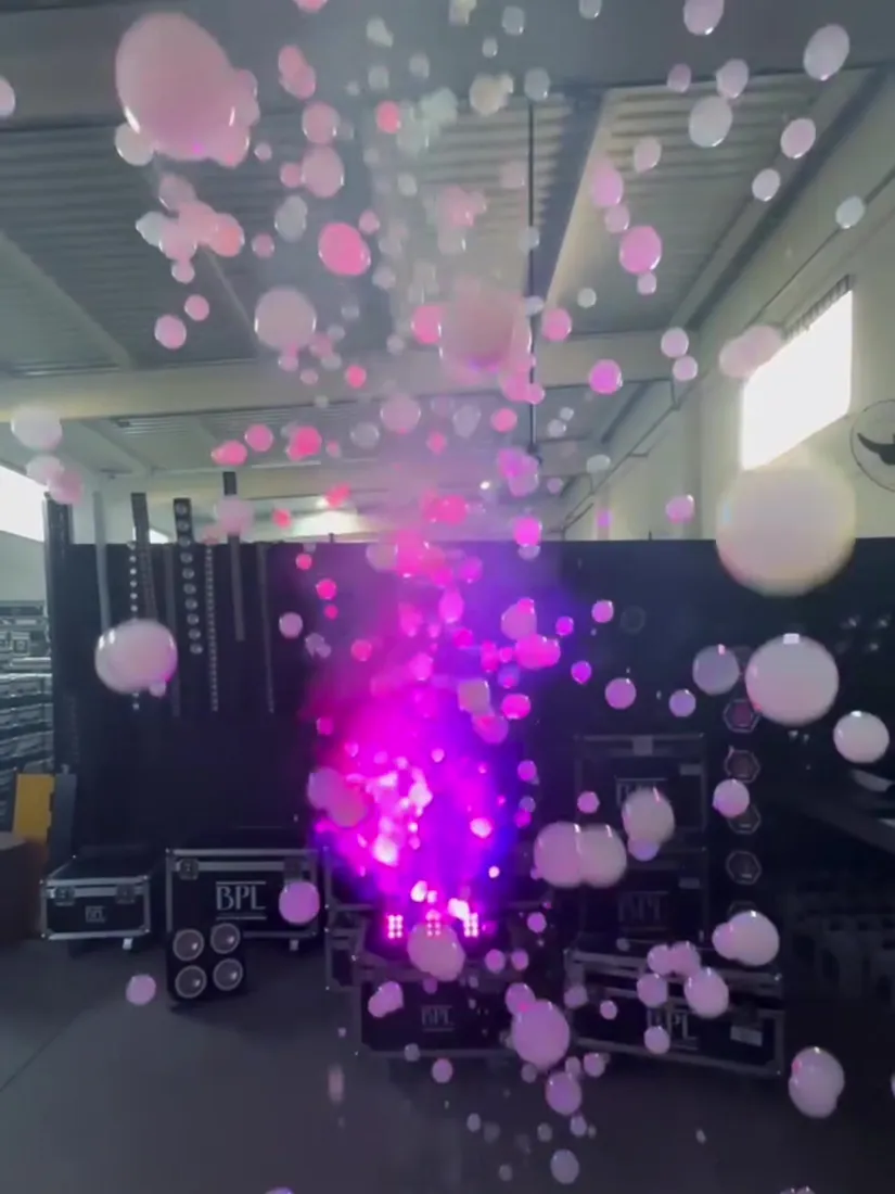 Bolhas com fumaça iluminadas em rosa