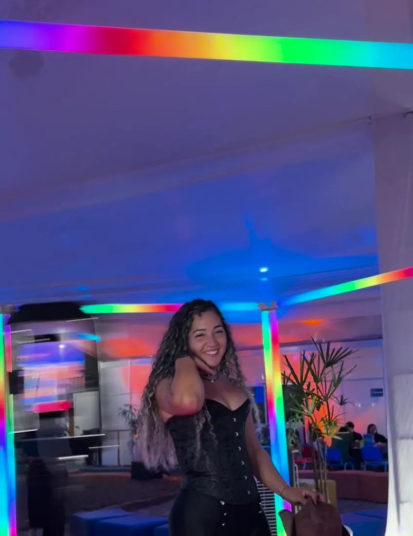 Convidada posando no cenário 360