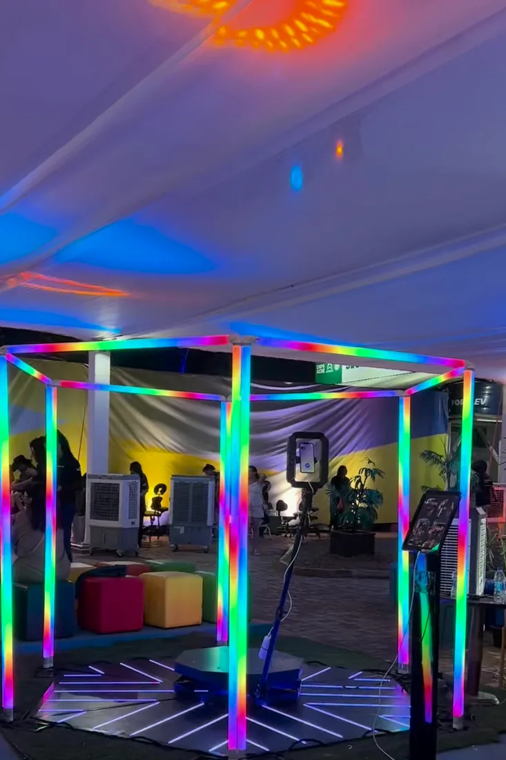 Cenário completo da Plataforma 360 com pista e ringue de LED