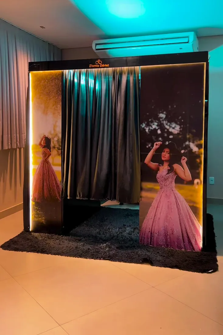 Cabine de Fotos Interativa com adesivo frontal personalizado