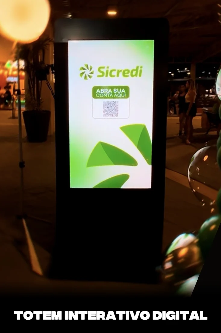 Totem Interativo Digital exibindo a marca Sicredi