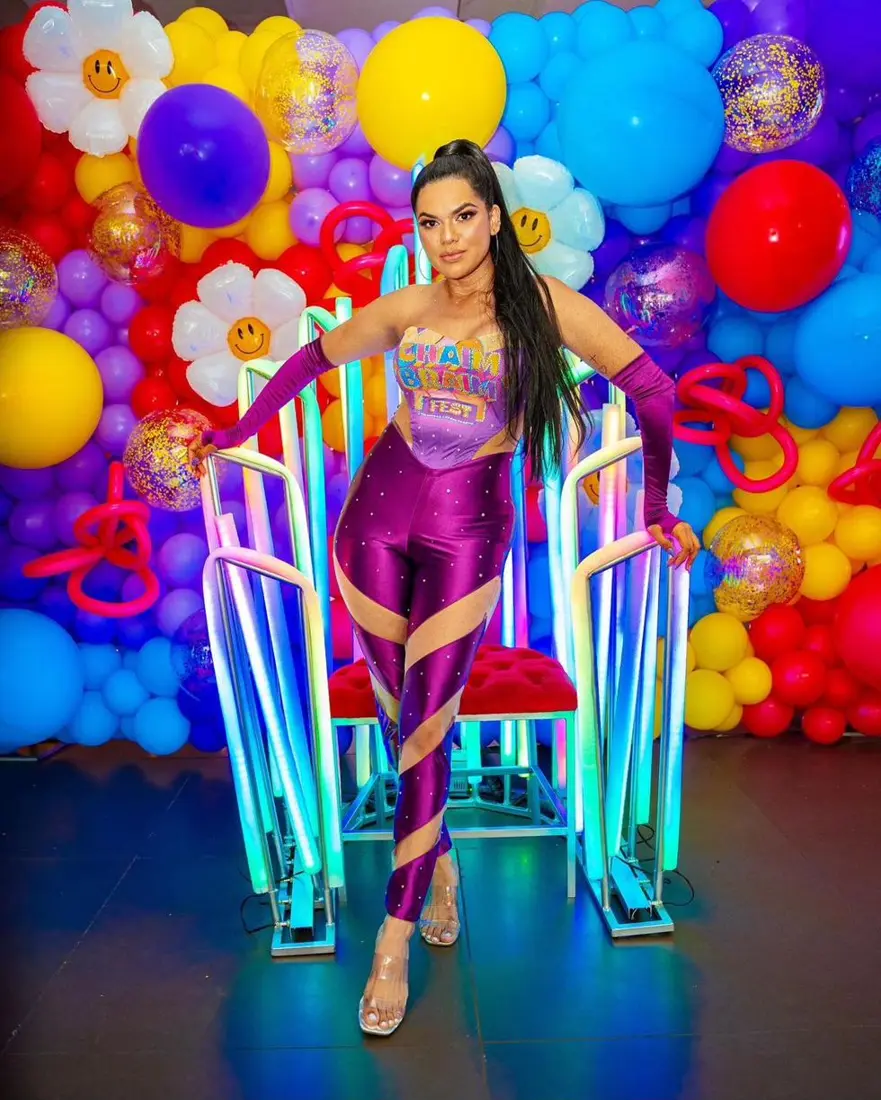 Debutante no Trono de LED