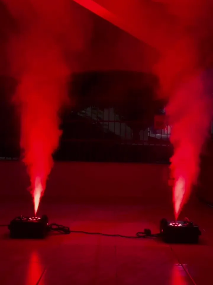 Jatos de fumaça iluminados em vermelho
