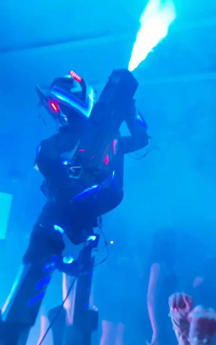 Robô Megatron disparando a bazuca de fumaça