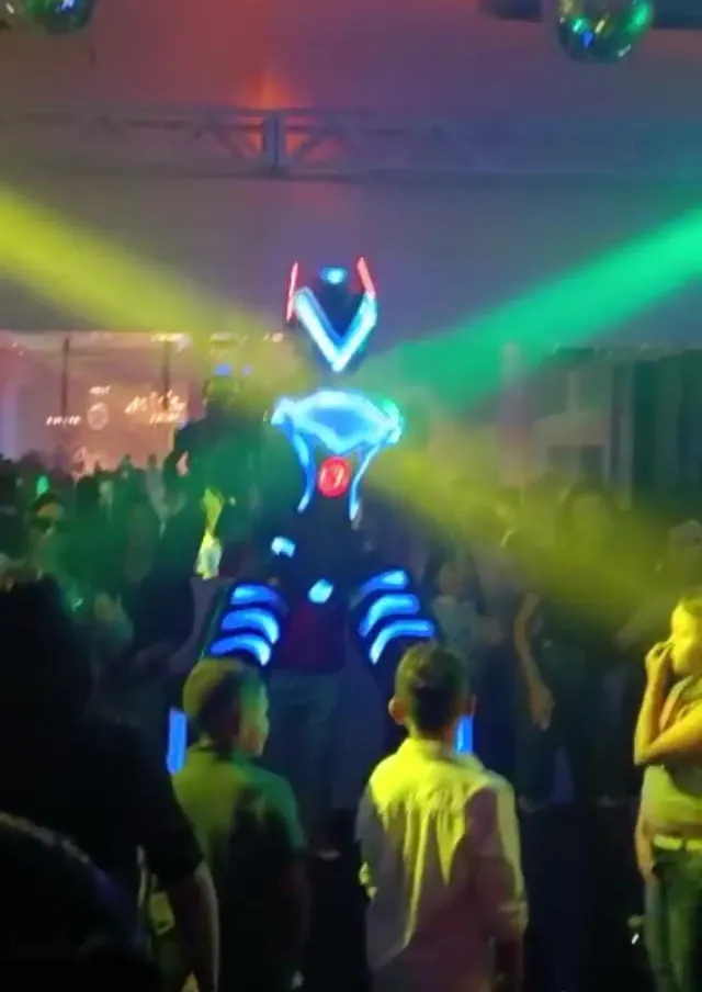 Robô Megatron acima da multidão com lasers