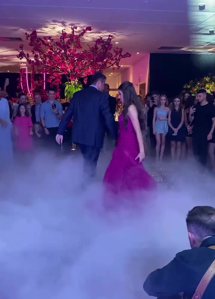 Casal dançando sobre a fumaça rasteira