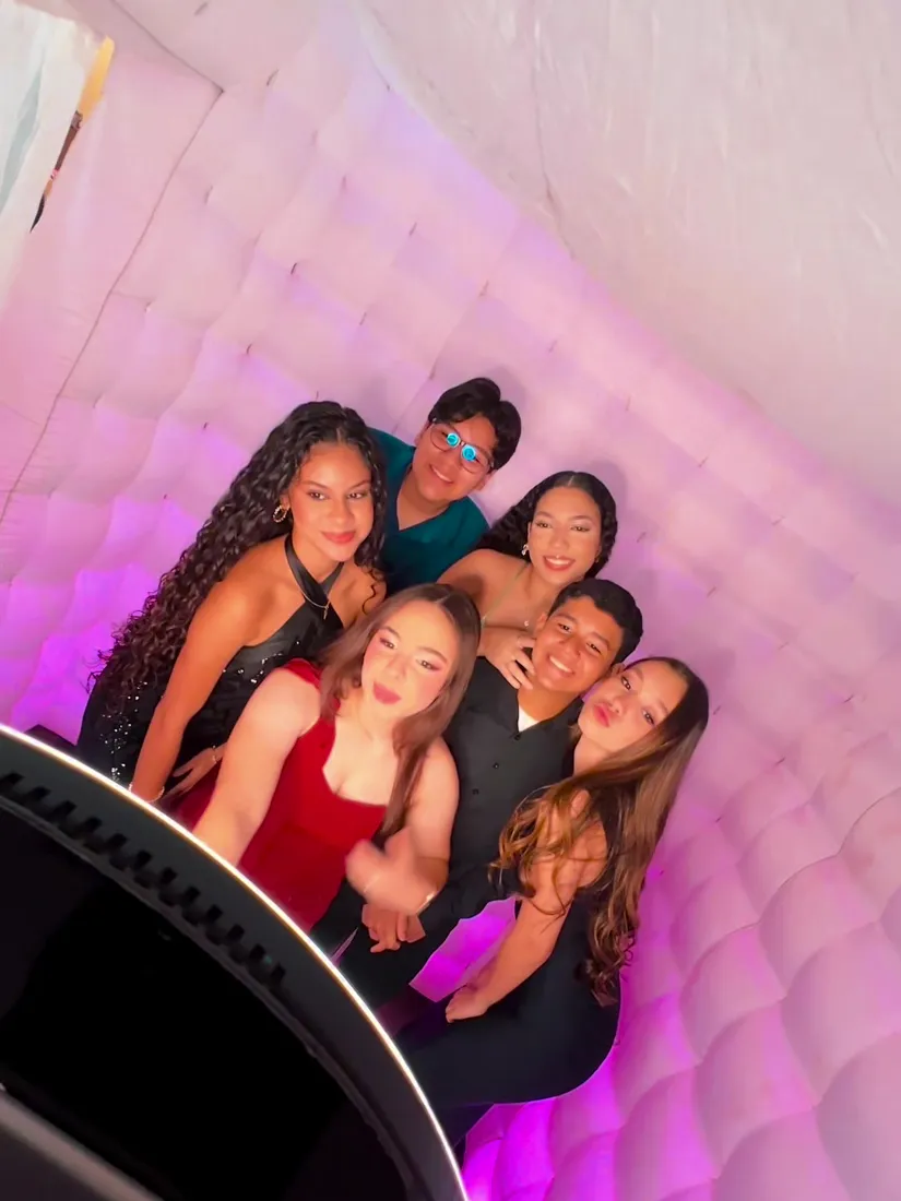 Turma na Cabine de Fotos Neon
