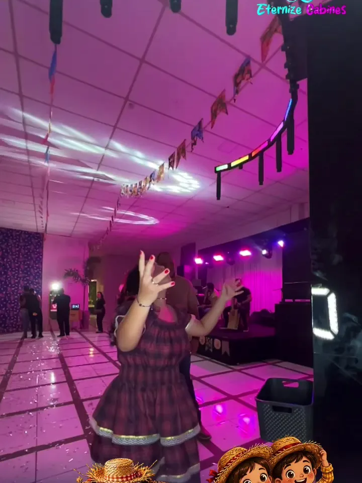 Convidada jogando na Máquina de Reflexos em arraial