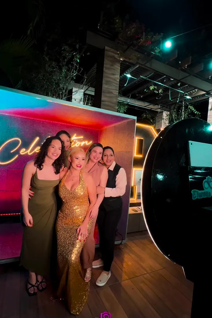 Convidadas posando no Totem Ring Light