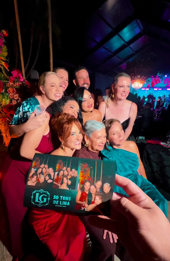 Grupo de convidadas com a foto impressa