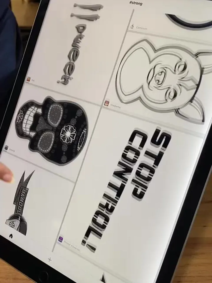 Participante escolhendo a arte da tatuagem no tablet