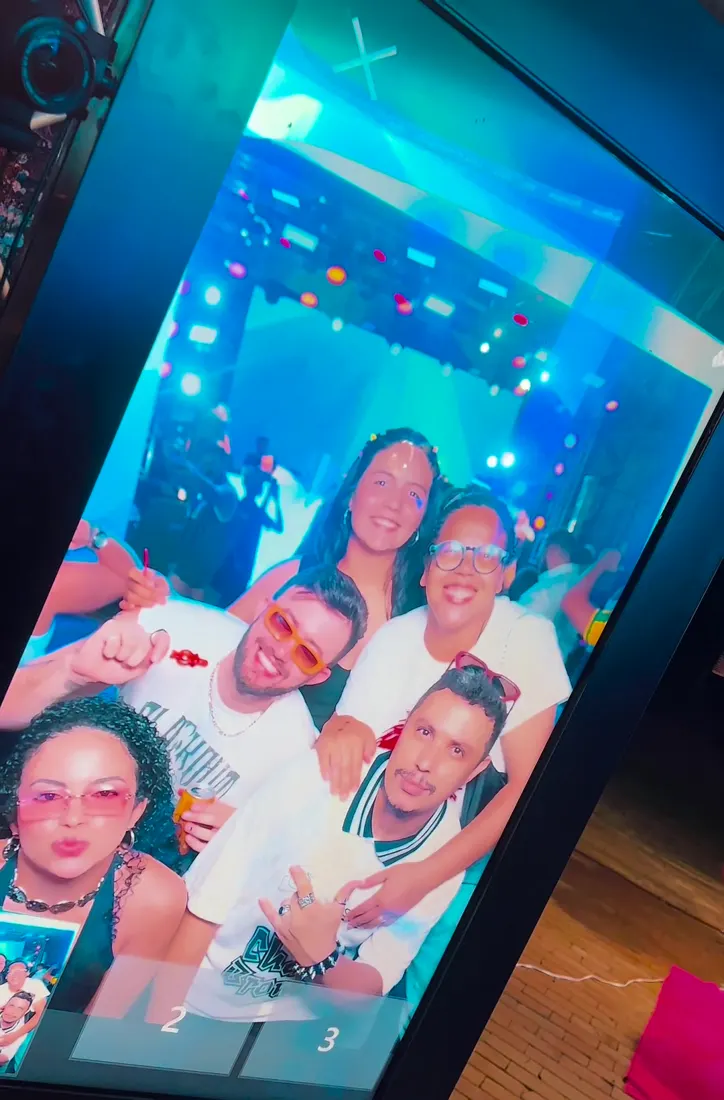 Grupo tirando selfie no Totem Interativo