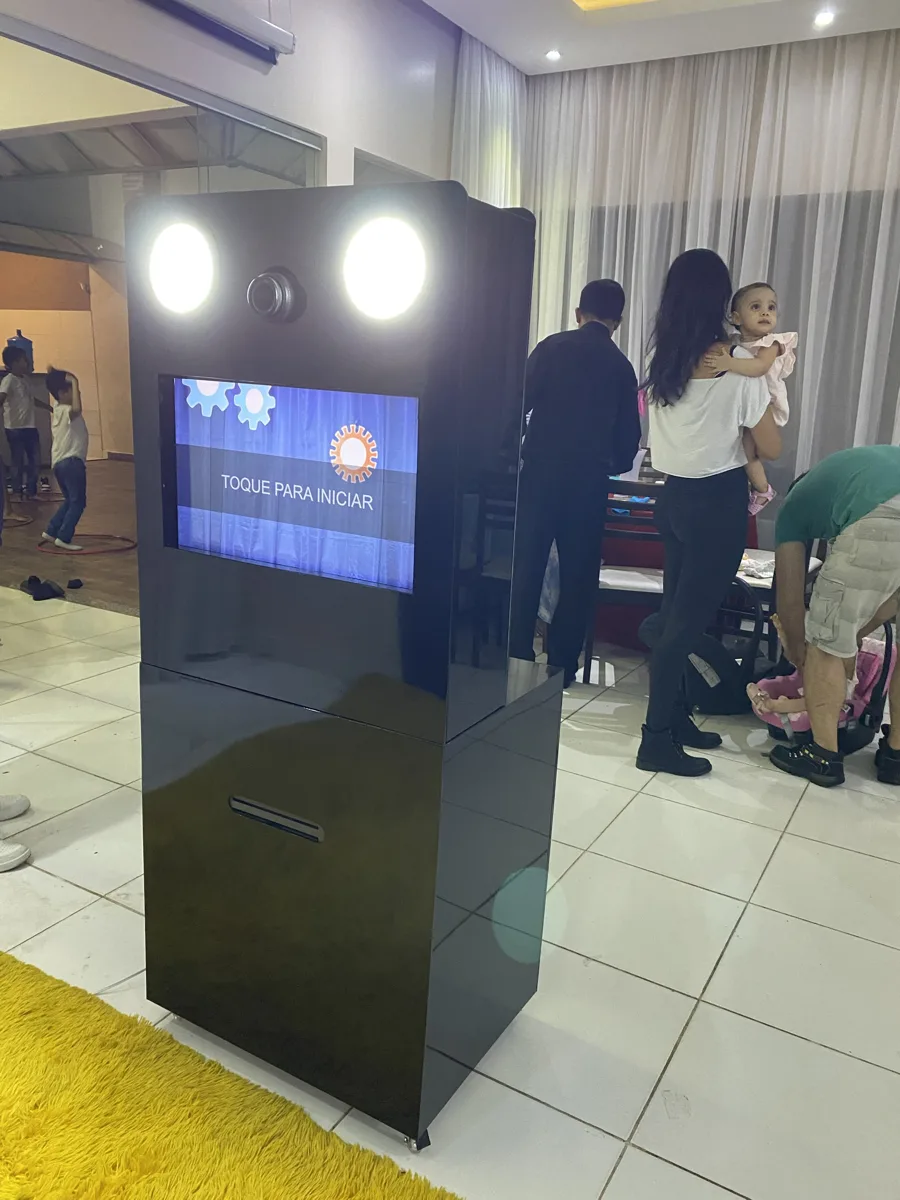 Totem Fotográfico preto com tela de 24 polegadas