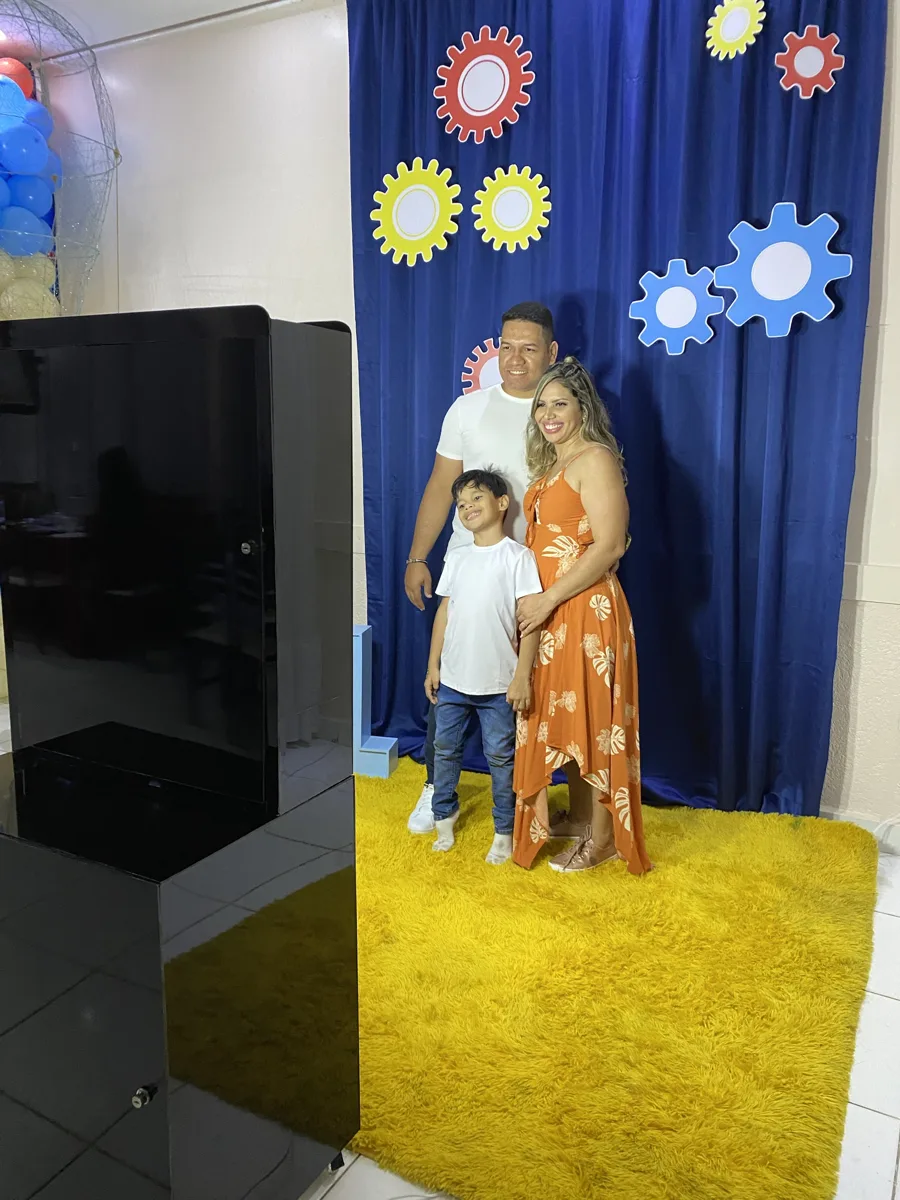 Família posando em frente ao Totem Fotográfico